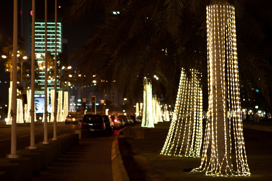 на набережной гуляет довольно много народу, даже ночью Доха, Катар