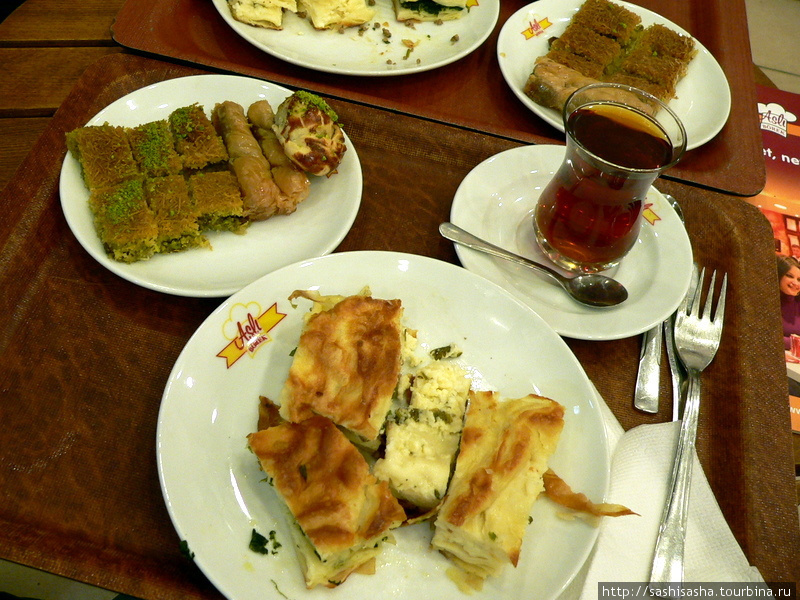 Уличная еда - кафе с буреками и пахлавой Стамбул, Турция