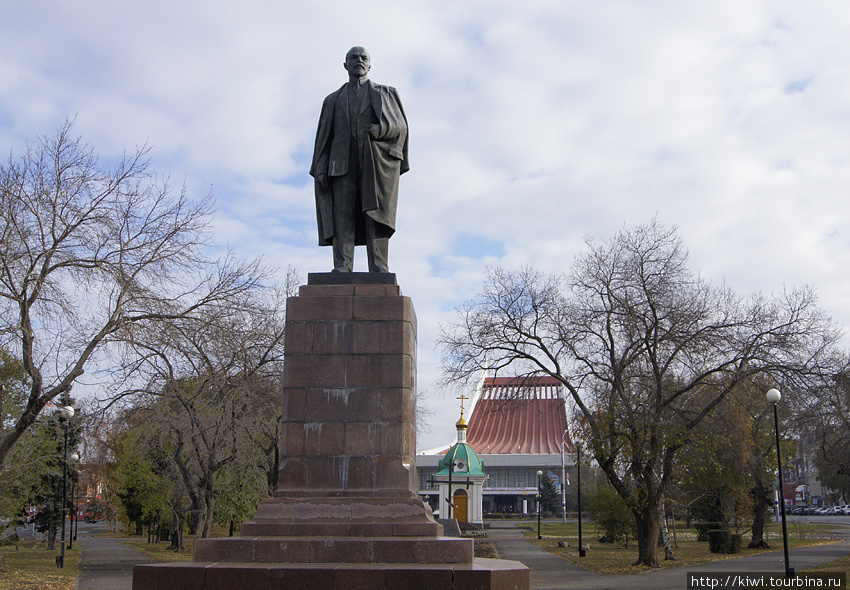 Памятник Ленину на фоне музыкального театра, прозванного в Омске трамплином Омск, Россия