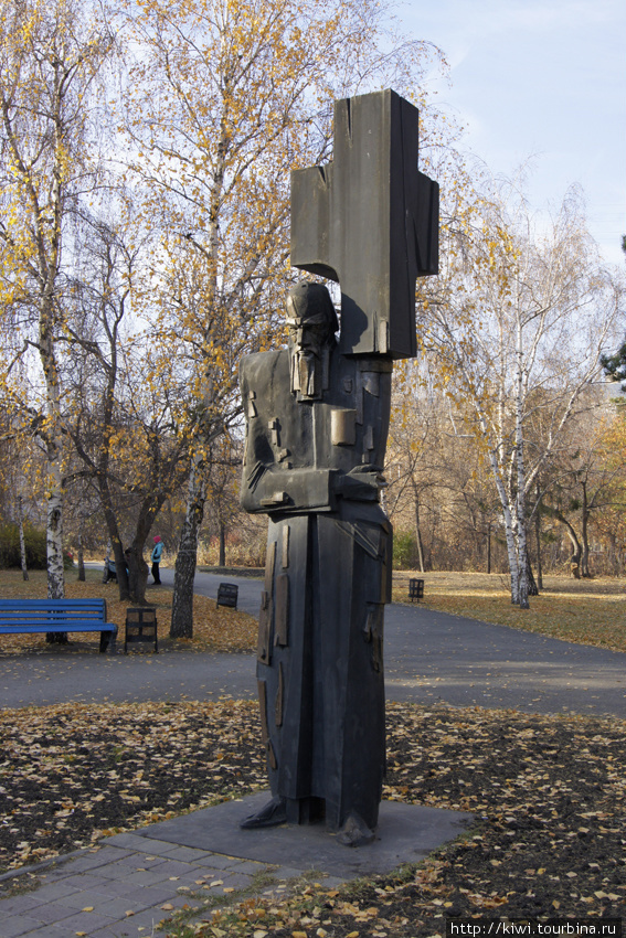А этот памятник Достоевскому молодежь называет Федей-металлистом Омск, Россия