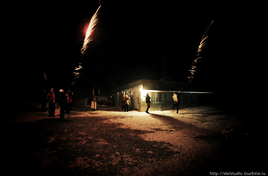 За 15 минут до Нового 2011 Года двор в Унгуртасе наполнился шумом, треском и огнями петард. Унгуртас, Казахстан