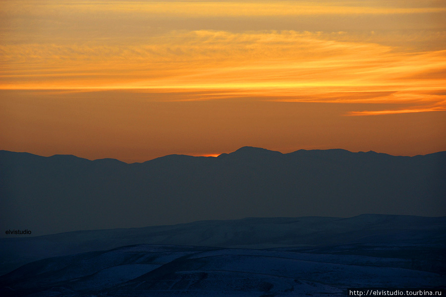 Солнце садится за хребет Тянь-Шаня. Вид с горы Дракона. Унгуртас, Казахстан