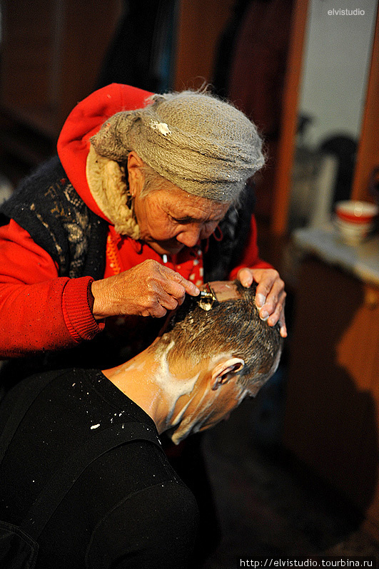 Сбривание волос — ритуал избавления от ушедшего. Унгуртас, Казахстан