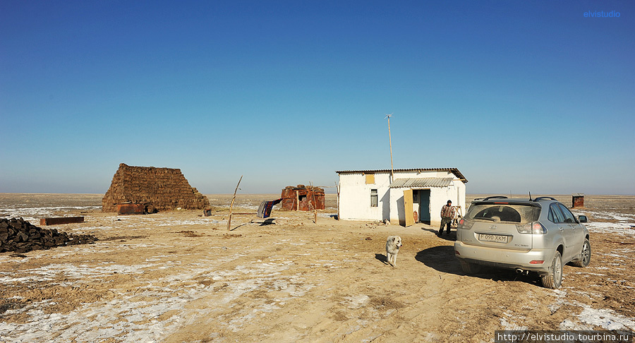 Одинокий дом посреди степи. Случайно наткнулись на него, когда искали священные скалы по карте, нарисованной апой. Десятки километров голой степи вокруг. Унгуртас, Казахстан