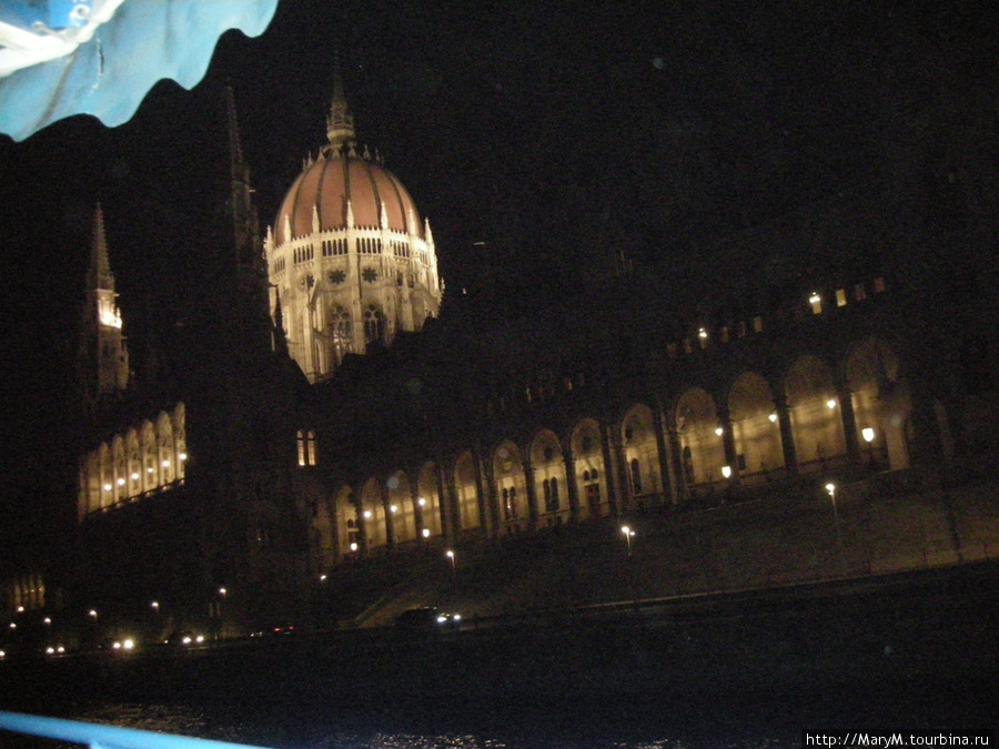 Так освещены здания на набережной. Парламент Будапешт, Венгрия