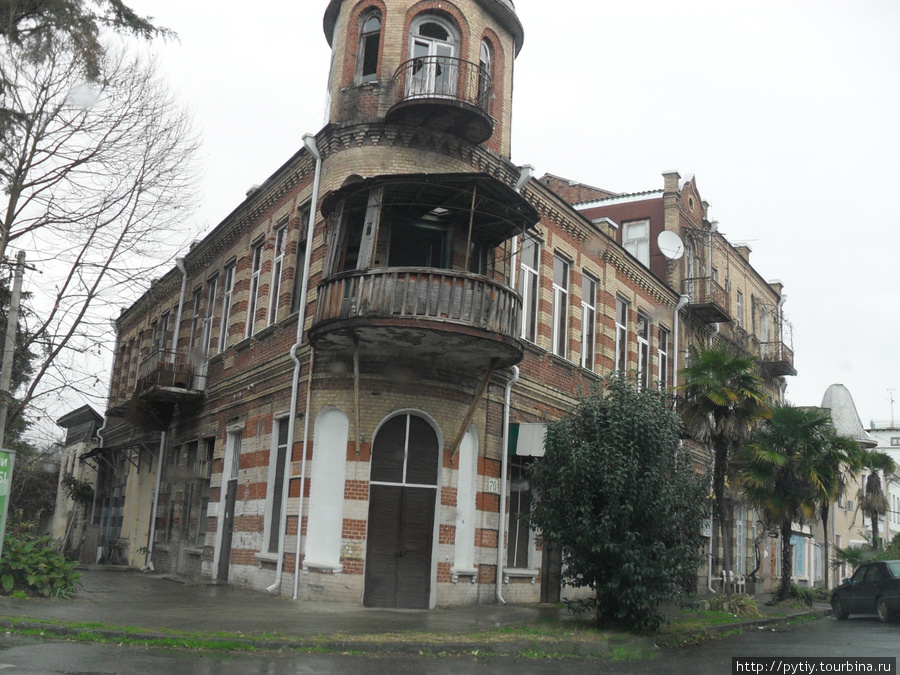 Вот такой красавец дворец в центре Сухума на набережной Абхазия