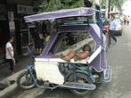 Трёхколёсные рикши — весьма распространены здесь
Люди часто спят повсюду
