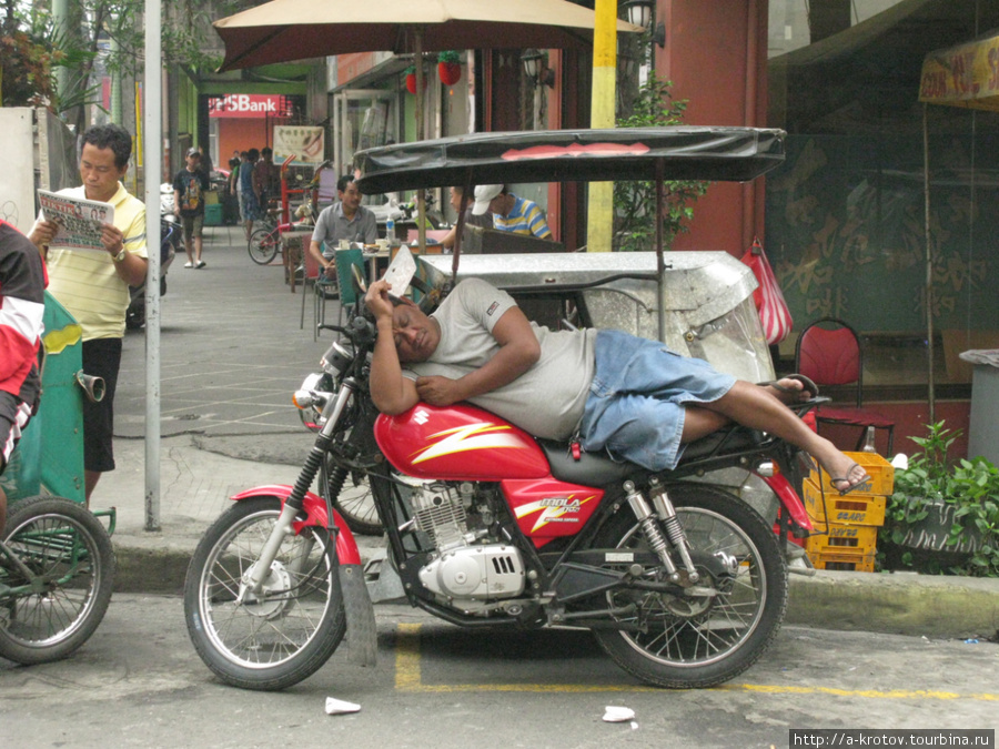 Люди часто спят повсюду Манила, Филиппины