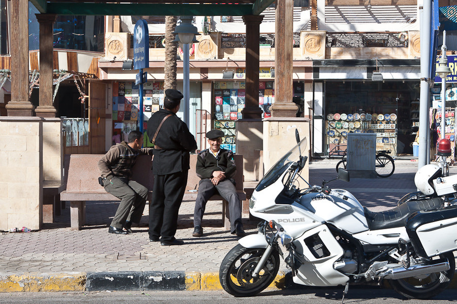 Полиция на каждом углу, но толку от ней мало Хургада, Египет