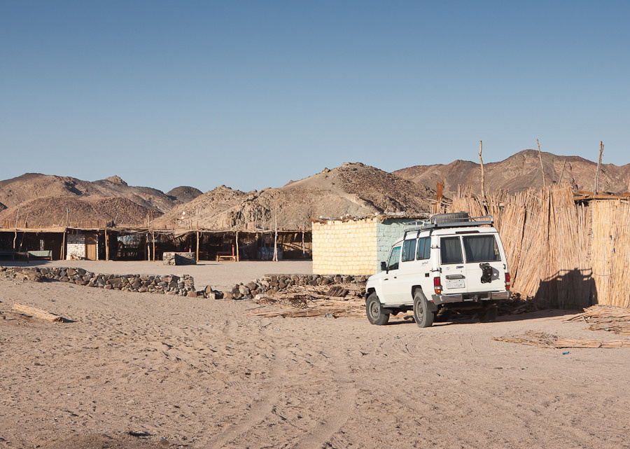 После 30 минут поездки мы приехали в бедуинскую деревню, про ней я расскажу отдельно Хургада, Египет