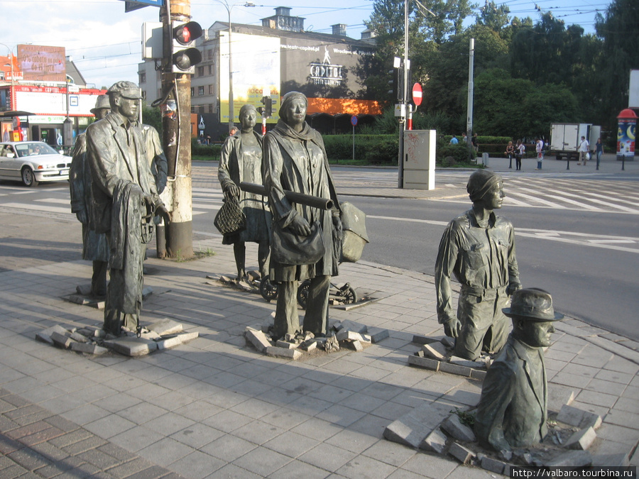 Переход на улице, ведущей от вокзала (если не ошибаюсь -Пилсудского). Памятник Апельсиновой альтернативы. Вроцлав, Польша