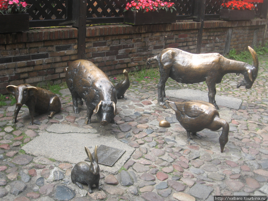 Памятник убойным животным -2 свинки, коза, гусь, утка и кролик. Недалеко от галерей с сувенирами и народными промыслами. Вроцлав, Польша