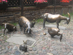 Памятник убойным животным -2 свинки, коза, гусь, утка и кролик. Недалеко от галерей с сувенирами и народными промыслами.