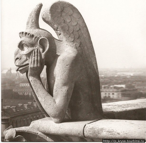 Химера Нотр-Дама. Вампир, облокотившийся на верхушку Нотр-Дама, словно застыл в изумлении перед панорамой Парижа. Париж, Франция
