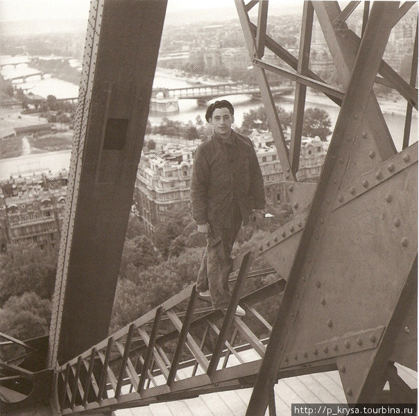 Головокружение. Бесстрашный рабочий принимается за приведение в порядок конструкции Эйфелевой башни. Последний этаж этой большой кокетки располагается на высоте 276 метров, прекрасный вид! Париж, Франция