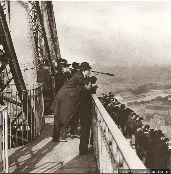 Париж, каким его не видели ранее! С террасы первого этажа Эйфелевой башни любители Парижа могут любоваться городом благодаря подзорным трубам, которые можно найти в сувенирных лавках (1889-1890гг). Париж, Франция