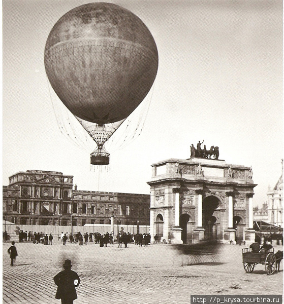 Остатки дворца Тюильри, вид с площади Карусель, 1878 год. Шар, привязанный изобретательным воздухоплавателем Жиффардом, позволял оказаться головой в облаках, он мог вместить около 50 пассажиров и поднимался на высоту почти 600м. Париж, Франция