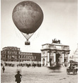 Остатки дворца Тюильри, вид с площади Карусель, 1878 год. Шар, привязанный изобретательным воздухоплавателем Жиффардом, позволял оказаться головой в облаках, он мог вместить около 50 пассажиров и поднимался на высоту почти 600м.