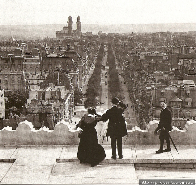 Вид с Триумфальной Арки на Авеню Клебер, 1900 год. Она возвышается. Точно на прямой, которая связывает Лувр с большой Аркой Дефанс, Триумфальная Арка возвышается над Елисейскими Полями и оберегает огонь на могиле неизвестного солдата. Париж, Франция