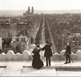 Вид с Триумфальной Арки на Авеню Клебер, 1900 год. Она возвышается. Точно на прямой, которая связывает Лувр с большой Аркой Дефанс, Триумфальная Арка возвышается над Елисейскими Полями и оберегает огонь на могиле неизвестного солдата.