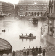 Разлив Сены перед вокзалом Св. Лазаря, 1910 год. В 1910 году столица пострадала от наводнения, парижане передвигались на лодках. 28 января уровень воды достиг 8,62 м и возвращался к прежнему уровню 35 дней.