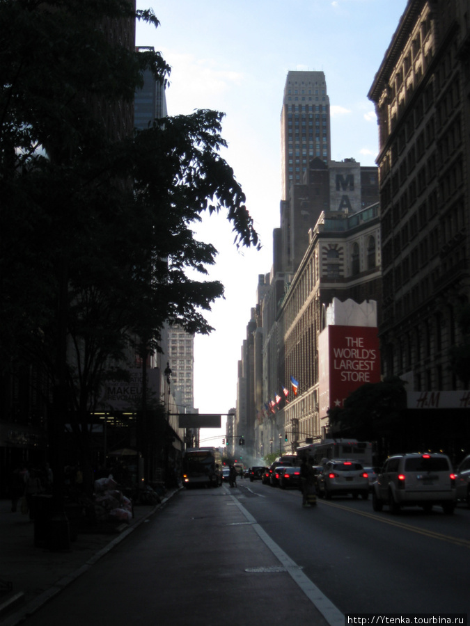 Downtown, New York, Середина дня.  Солнце сюда попадает крайне редко. Нью-Йорк, CША