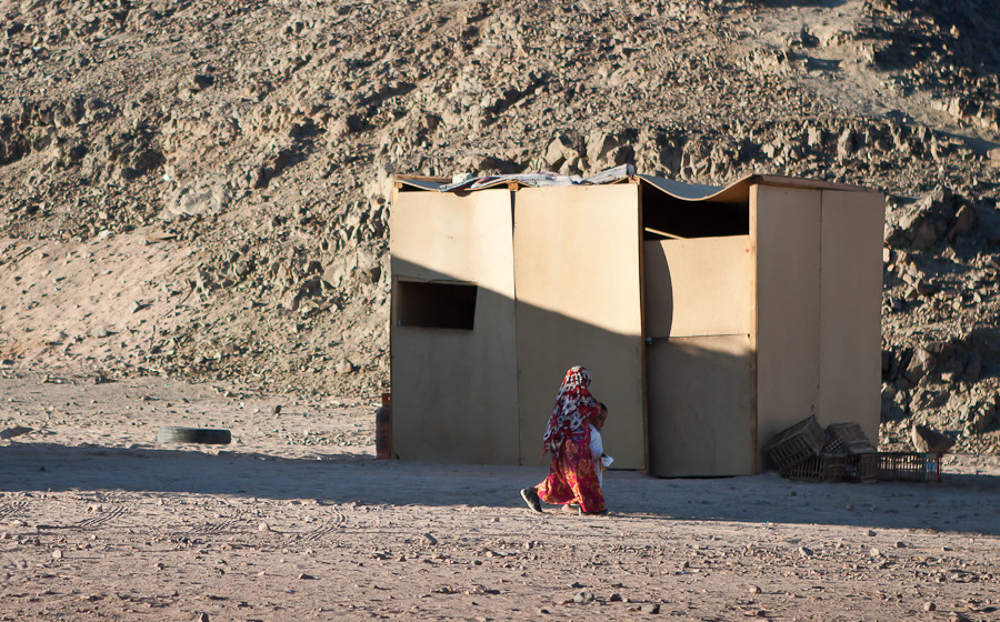 Живут буквально в коробках, строят шалаши из тростника. Провинция Красное Море, Египет