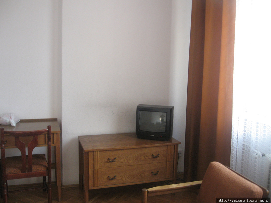 Небольшой телевизор кажется совсем маленьким. Кстати , принимает довольно много польских каналов. Вроцлав, Польша