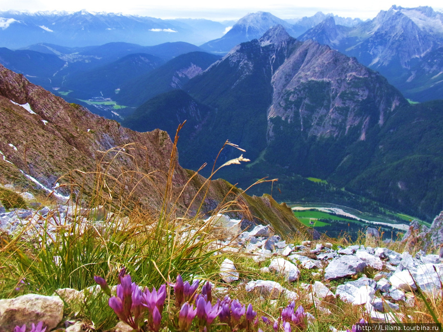 Вид с Миттенвальдской тропы (Mittenwalder Klettersteig) на высоте 2300 м Земля Бавария, Германия