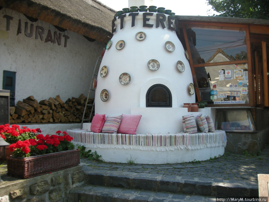 Полуостров Тихань — это не только монастырь, но и сувенирный центр. Венгрия