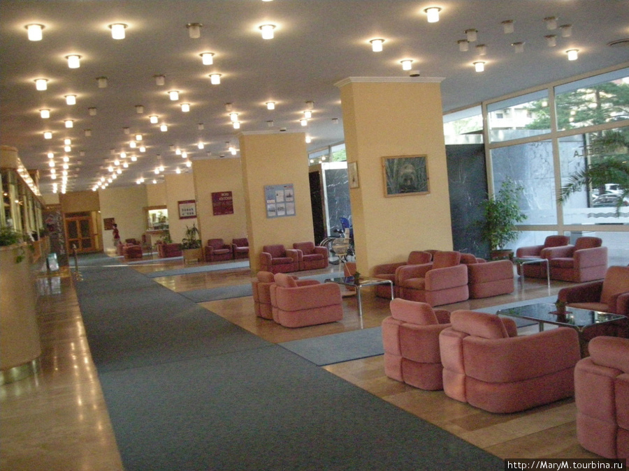 Глядя на этот огромный холл, не подумаешь, что номера в отеле крохотные. Венгрия