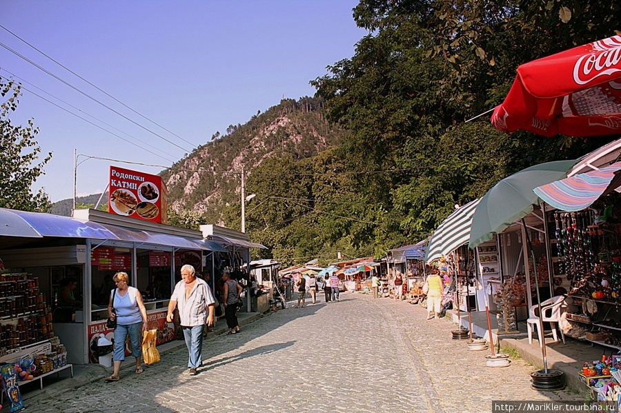 Пешеходная зона до монастыря представляет собой базар Пловдивская область, Болгария