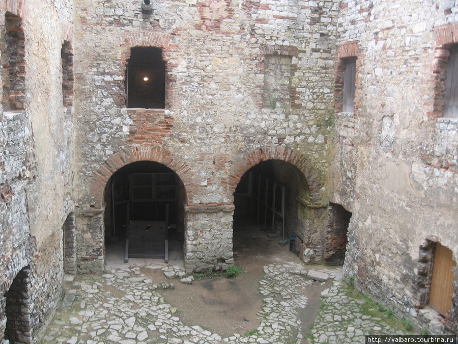 внутренний двор ( в одной из арок приспособление для фиксирования преступника, когда его выставляли у позорного столба) Хшанув, Польша