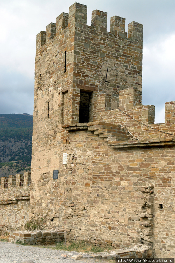 Башня трёхстенная трёхэтажная Лукини ди Фиески ди Лавани. 1409 г.