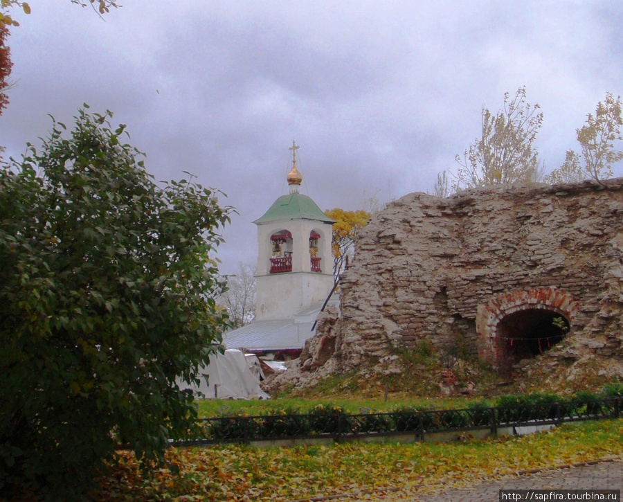 На краю города ,где река Великая. Псков, Россия