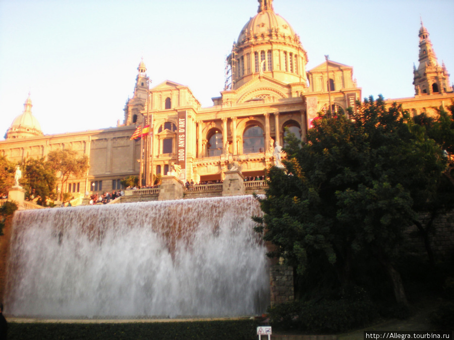 От музея каскадом падают тонны воды, переливаясь с одного резервуара в другой. Вот такая красота. Барселона, Испания