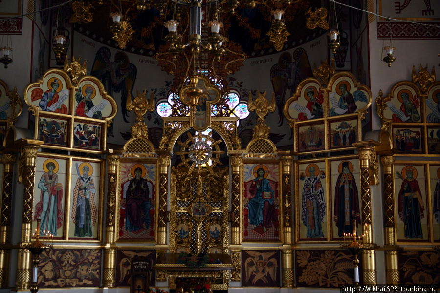 Внутреннее убранство собора Святого Николая. Иконостас. Никита, Россия