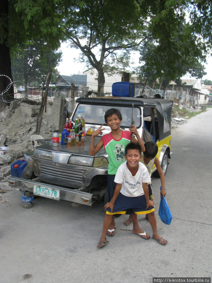 юные ангелы, или ангельцы, или ангелогородцы Ангелес-Сити, Филиппины