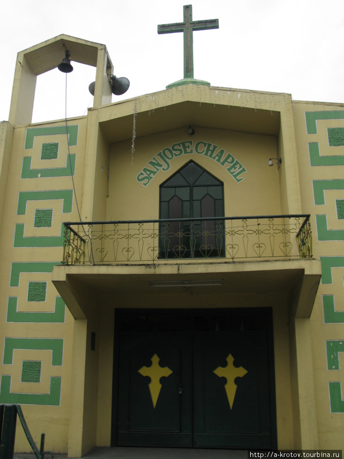 в городе около 50 церквей Ангелес-Сити, Филиппины