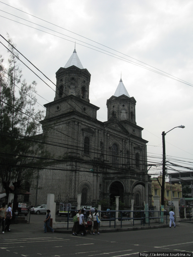 Главный собор Ангелеса. Всего в городе около 50 церквей и ни одного учреждения иных религий. Ангелес-Сити, Филиппины