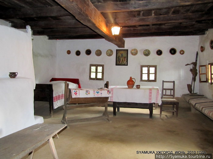 Интерьер комнаты. Потолок из досок, которые держатся на нескольких поперечных и продольных балках. Ужгород, Украина