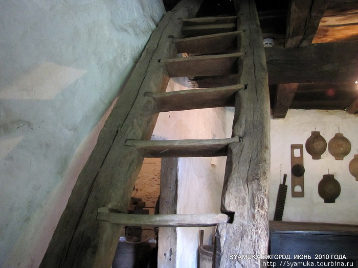 Лестница на чердак. Как правило, такая лестница находилась в сенях или в кладовой. Ужгород, Украина