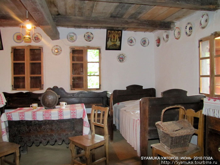Фрагмент внутреннего интерьера жилой комнаты. Посередине комнаты стоит древний резной стол. Ужгород, Украина