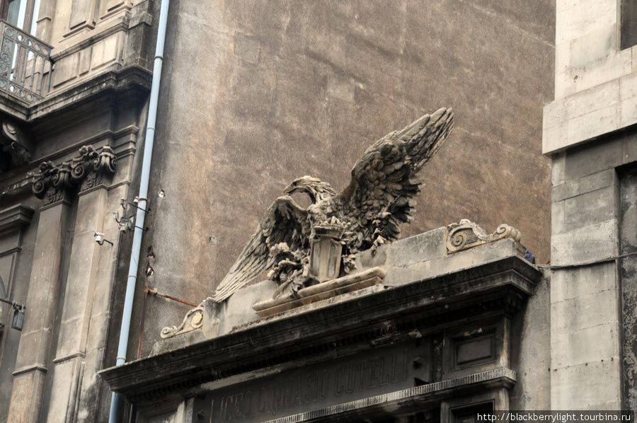 орел над воротами Катания, Италия
