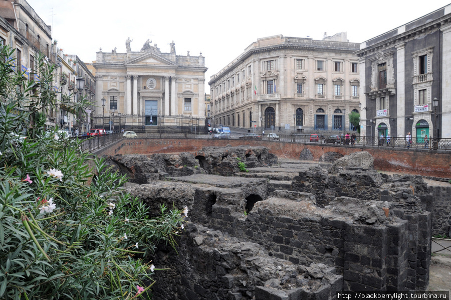 Piazza Stesicoro. На 10 метров ниже уровня улицы расположены руины римского амфитеатра Катания, Италия