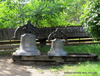 Во дворе церкви для осмотра выставлены колокола.