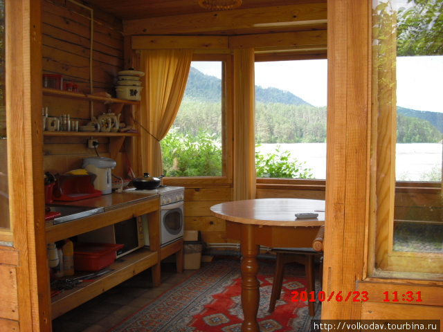 Теплая кухня-веранда, с видом на реку Катунь Манжерок, Россия