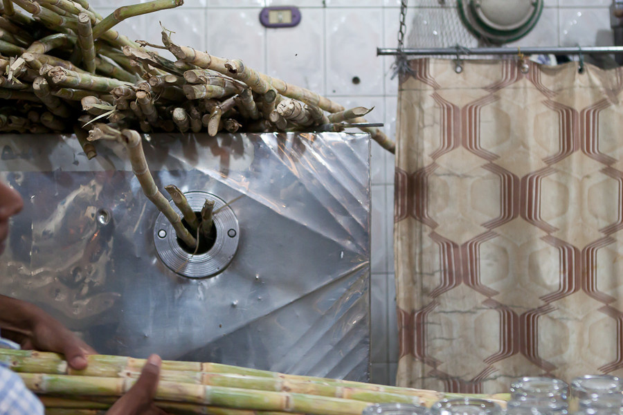 А прям так загружают в соковыжимальный аппарат Луксор, Египет