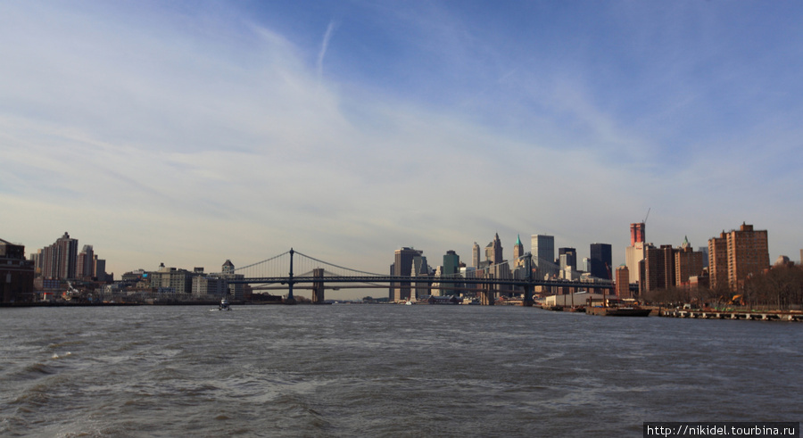 Вид с Ист Ривер на Бруклин, Манхэттен и мосты Нью-Йорк, CША