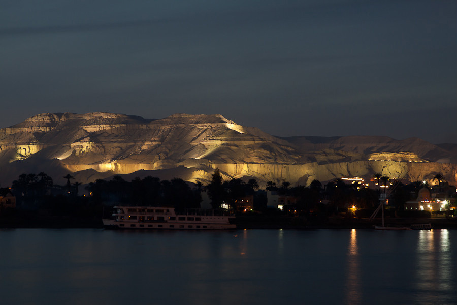 Город Мертвых ночью слегка подсвечен Луксор, Египет